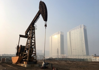 Giá xăng dầu hôm nay 10/1: Bật tăng khoảng 3%