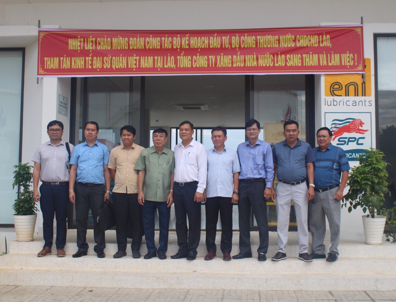 Đoàn chụp ảnh lưu niệm